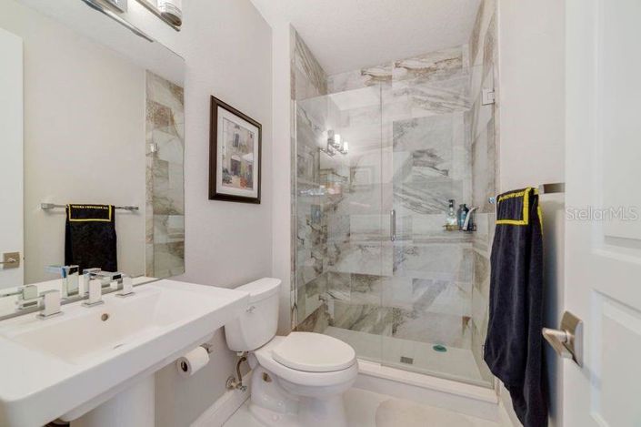 Image No.17-6 Bed Property for sale