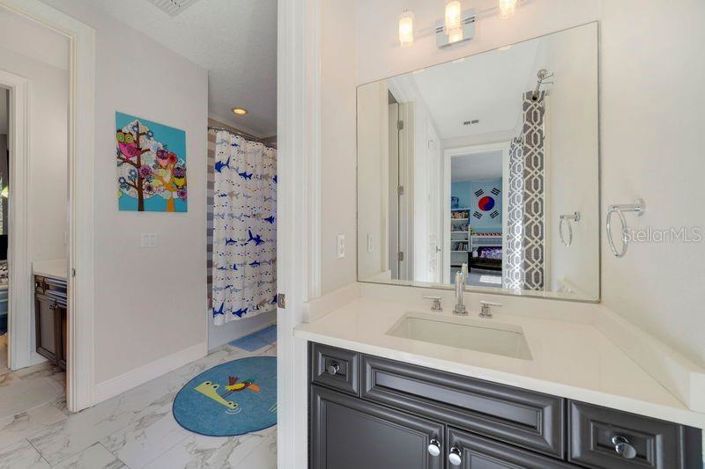 Image No.20-6 Bed Property for sale