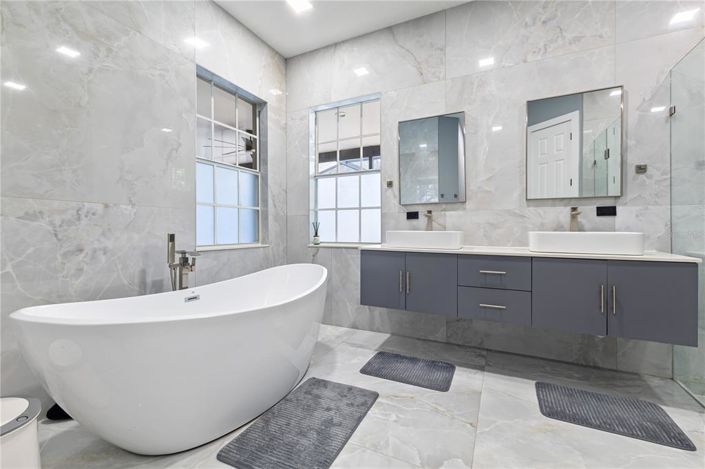 Image No.15-6 Bed Property for sale