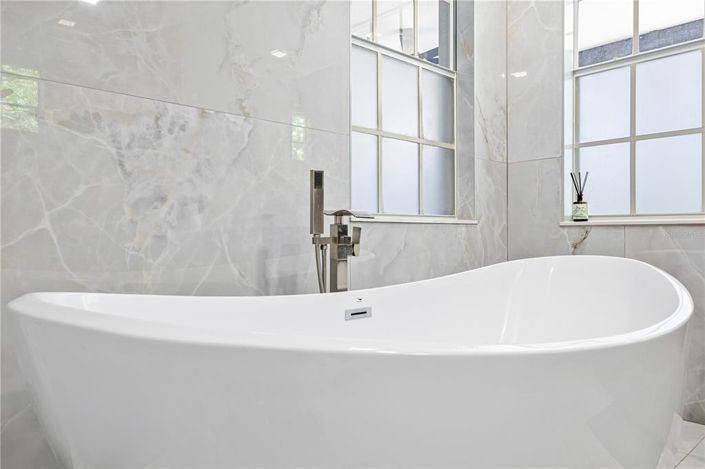 Image No.16-6 Bed Property for sale