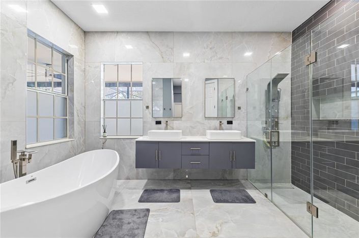 Image No.17-6 Bed Property for sale