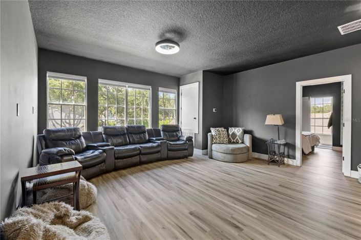 Image No.39-6 Bed Property for sale