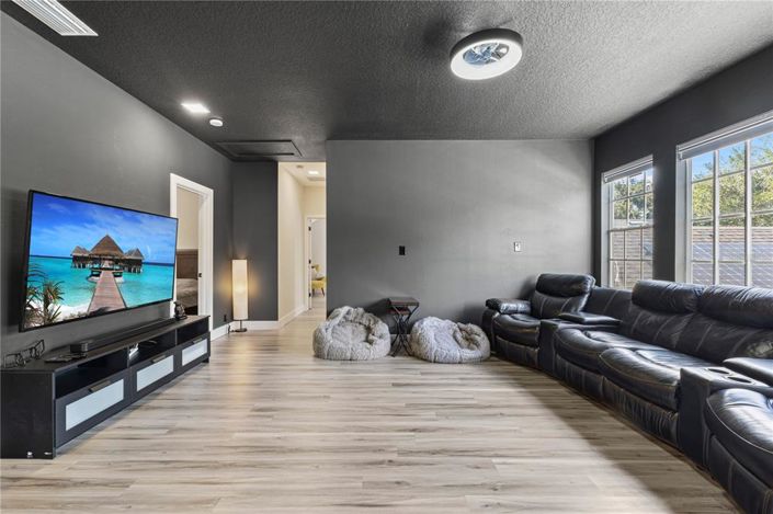 Image No.40-6 Bed Property for sale