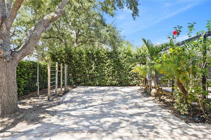 Image No.52-6 Bed Property for sale