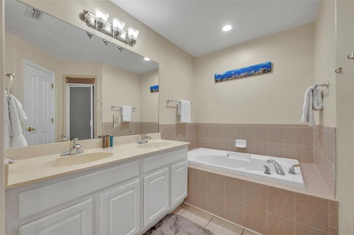 Image No.26-6 Bed Property for sale