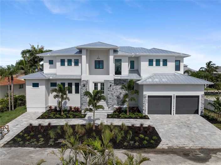 Image No.1-4 Bed Property for sale