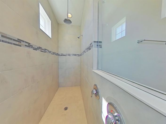 Image No.10-6 Bed Property for sale