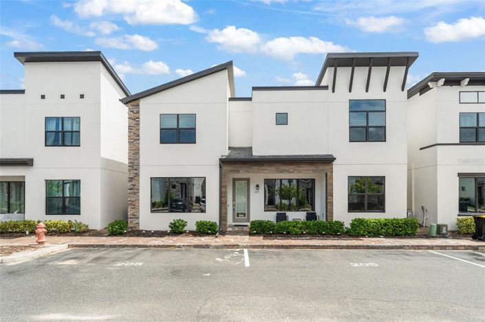 Image No.1-4 Bed Townhouse for sale