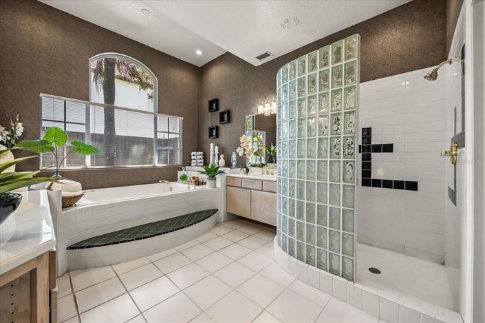 Image No.42-4 Bed Property for sale