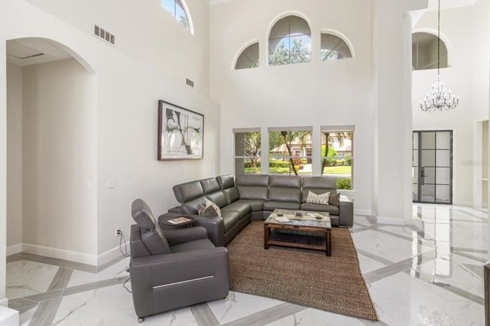 Image No.10-5 Bed Property for sale