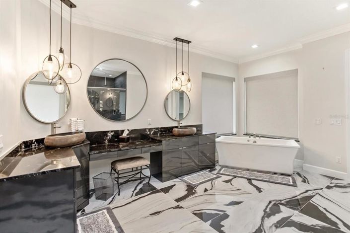 Image No.24-5 Bed Property for sale