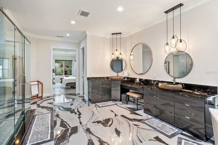 Image No.25-5 Bed Property for sale