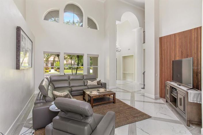 Image No.9-5 Bed Property for sale