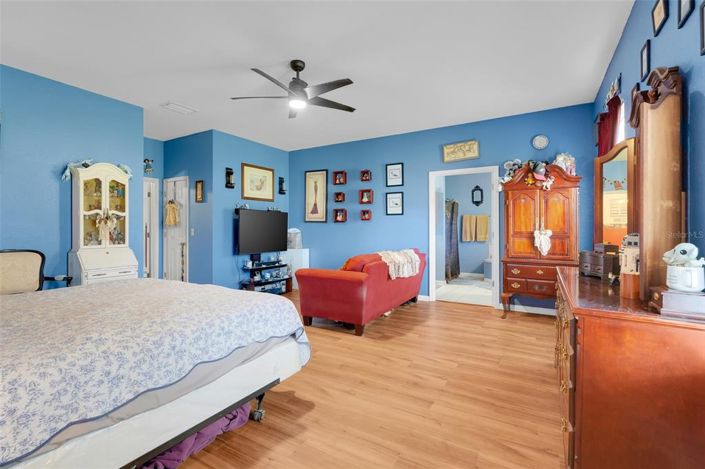 Image No.17-4 Bed Property for sale