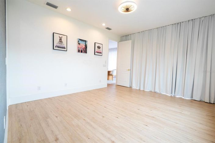 Image No.24-5 Bed Property for sale