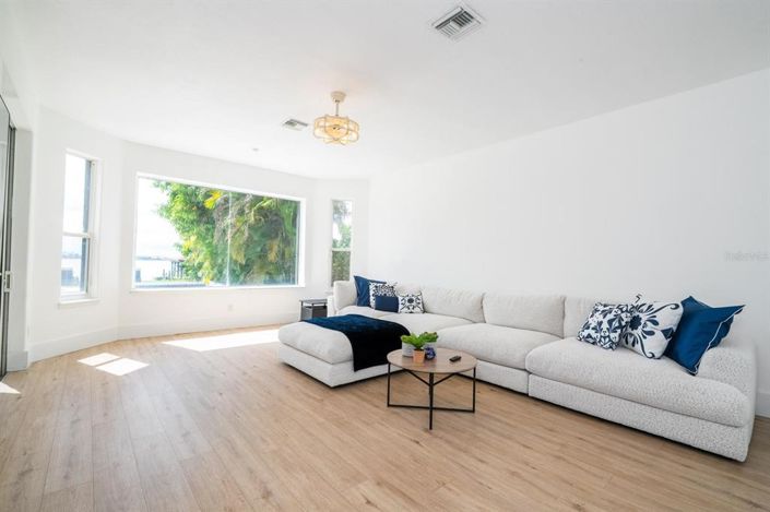 Image No.28-5 Bed Property for sale