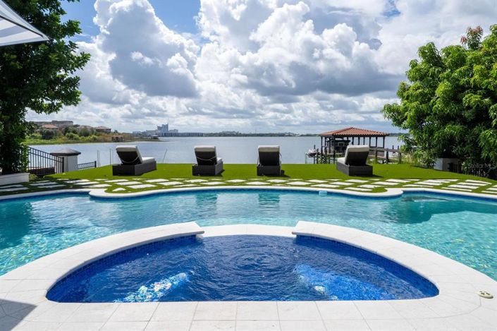 Image No.5-5 Bed Property for sale