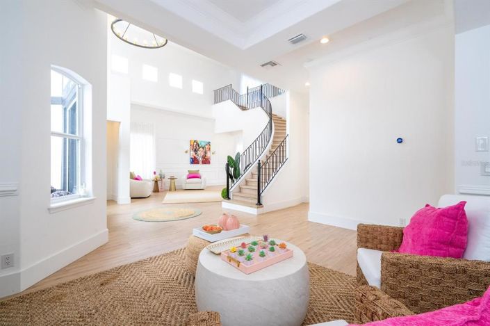 Image No.8-5 Bed Property for sale