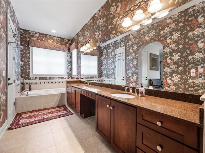 Image No.19-5 Bed Property for sale