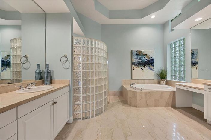 Image No.17-3 Bed Property for sale