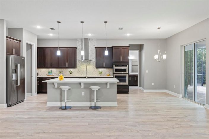 Image No.10-7 Bed Property for sale