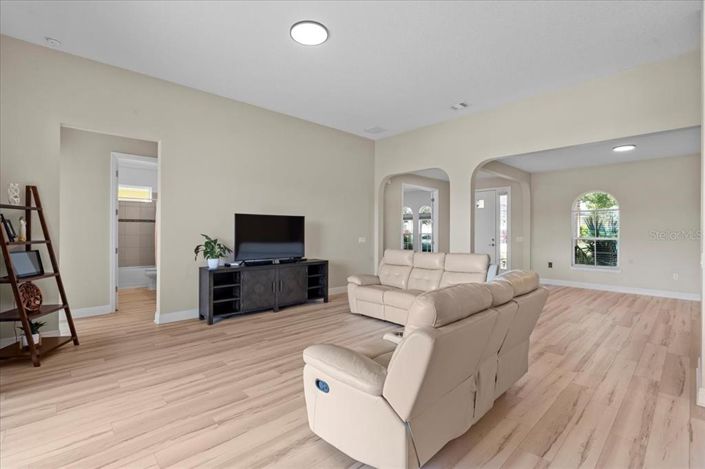 Image No.8-3 Bed Property for sale