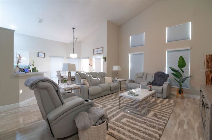 Image No.12-5 Bed Property for sale