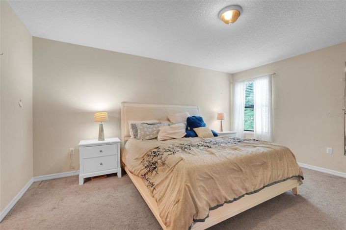 Image No.24-6 Bed Property for sale