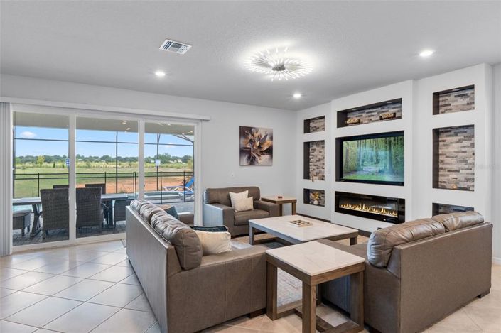 Image No.8-8 Bed Property for sale