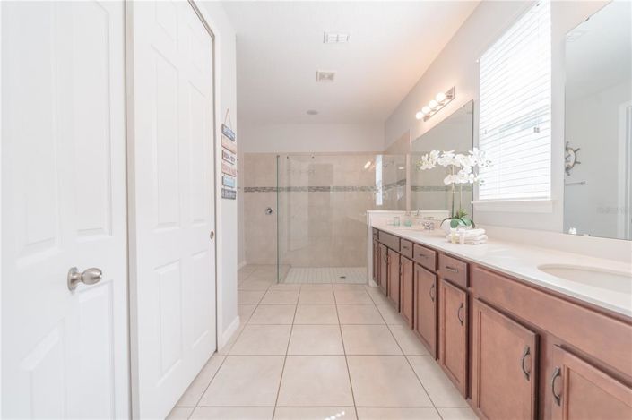 Image No.15-5 Bed Property for sale