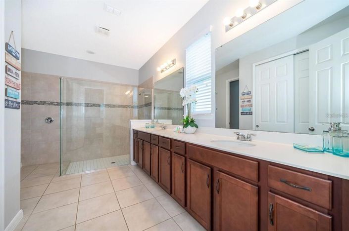 Image No.17-5 Bed Property for sale