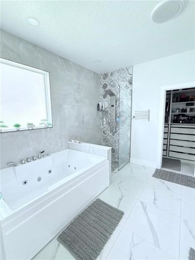 Image No.28-5 Bed Property for sale