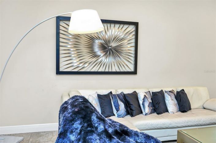 Image No.24-8 Bed Property for sale