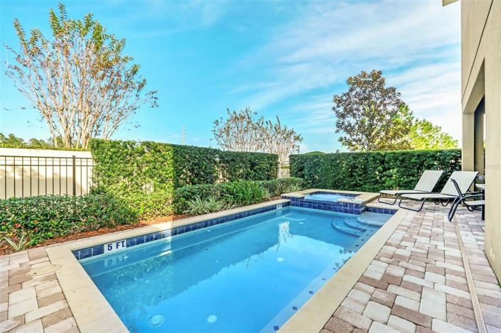 Image No.66-8 Bed Property for sale