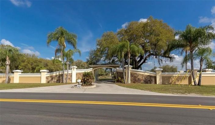 Image No.10-5 Bed Property for sale