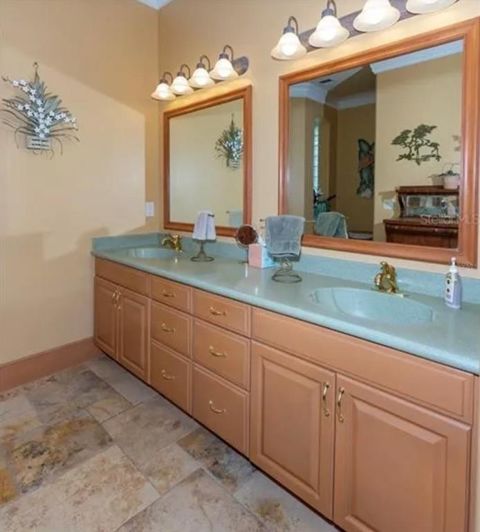 Image No.35-5 Bed Property for sale