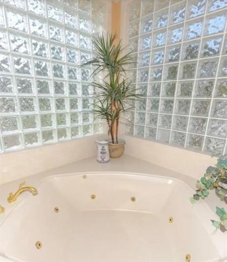 Image No.36-5 Bed Property for sale