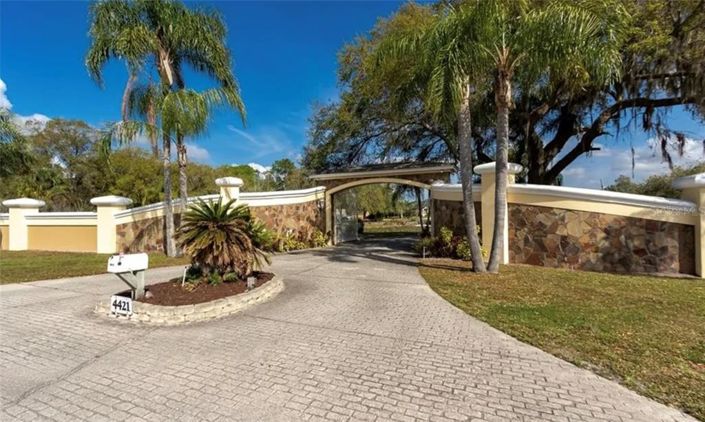 Image No.8-5 Bed Property for sale