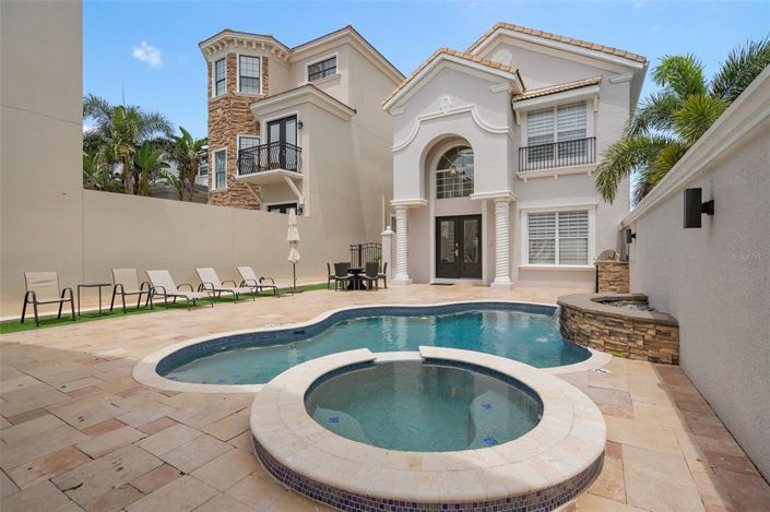 Image No.2-5 Bed Property for sale