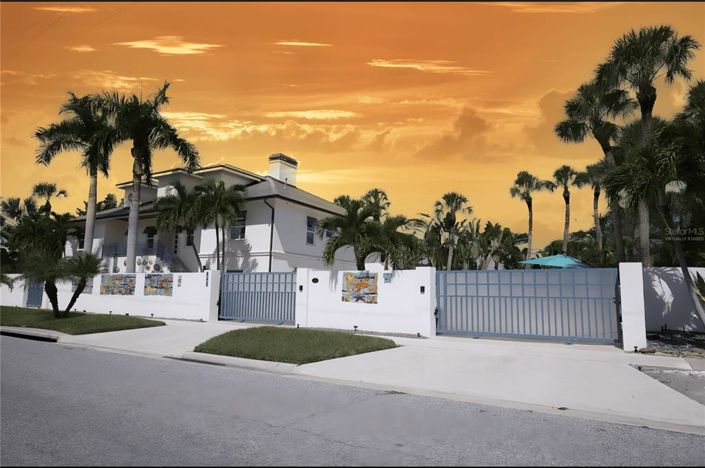 Image No.1-4 Bed Property for sale