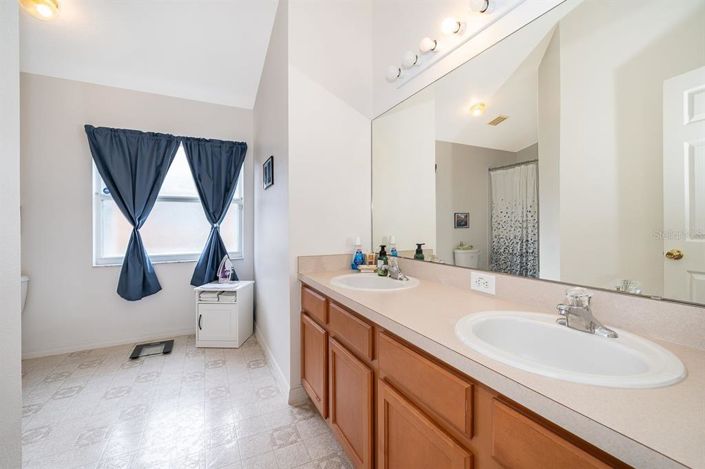 Image No.17-4 Bed Property for sale