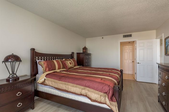 Image No.15-2 Bed Property for sale