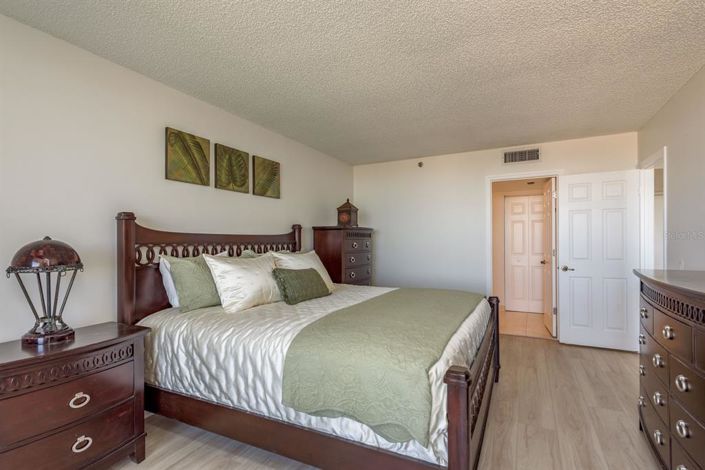 Image No.17-2 Bed Property for sale