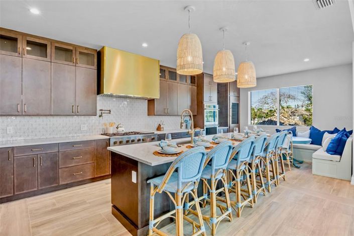 Image No.13-6 Bed Property for sale