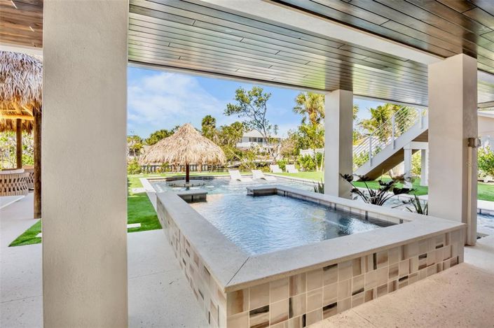 Image No.22-6 Bed Property for sale