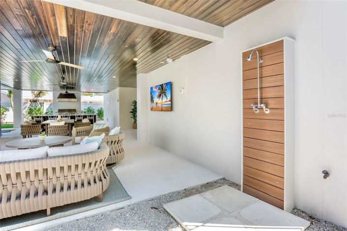 Image No.24-6 Bed Property for sale