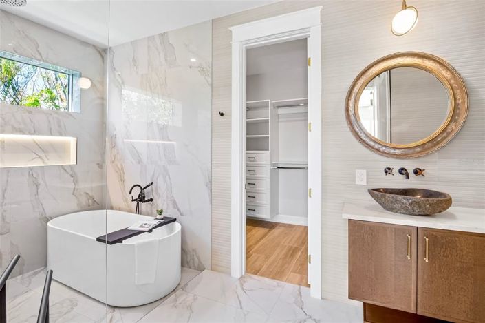 Image No.54-6 Bed Property for sale