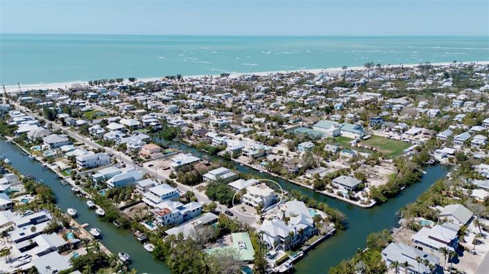 Image No.68-6 Bed Property for sale