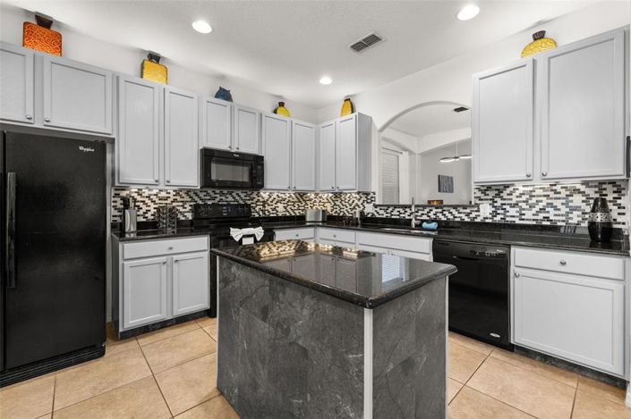 Image No.17-6 Bed Property for sale