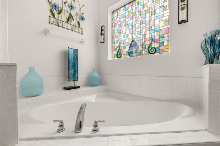 Image No.27-6 Bed Property for sale